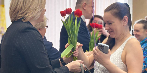 Малыши, появившиеся в день образования Заводского района Минска, и их мамы получили подарки от «Белой Руси»