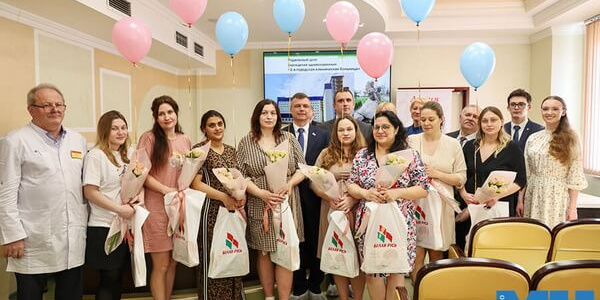 Двойной праздник. В Заводском поздравили мам, родивших в День женщин