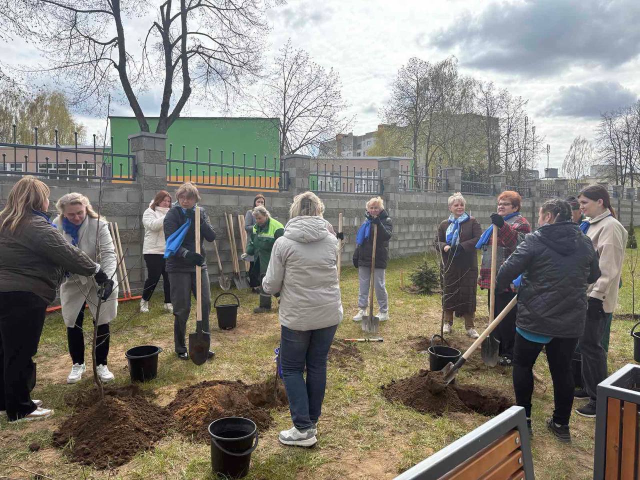Высадка яблонь в социальном пансионате «Гармония»